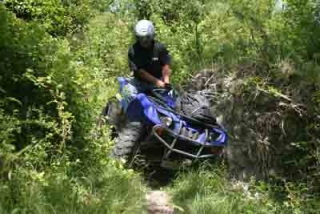 Pilote de quad dans la nature